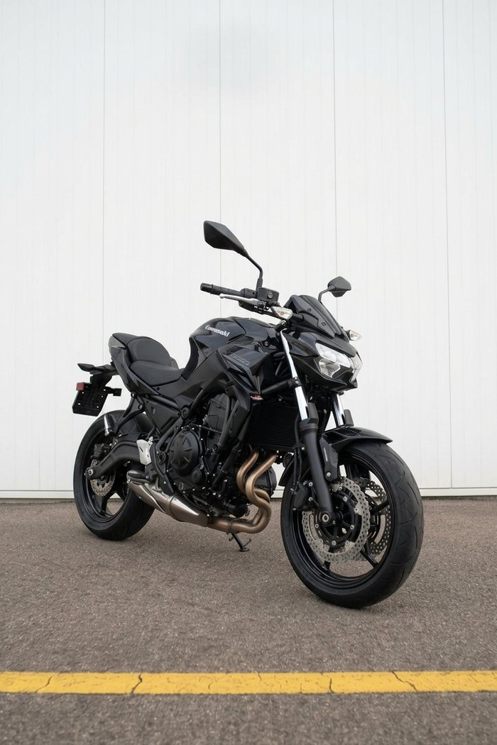 Kawasaki Z650 offen — Frontansicht