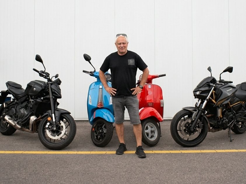 Murat Kutlu vor seinen Schulungsmotorrädern und Vespas