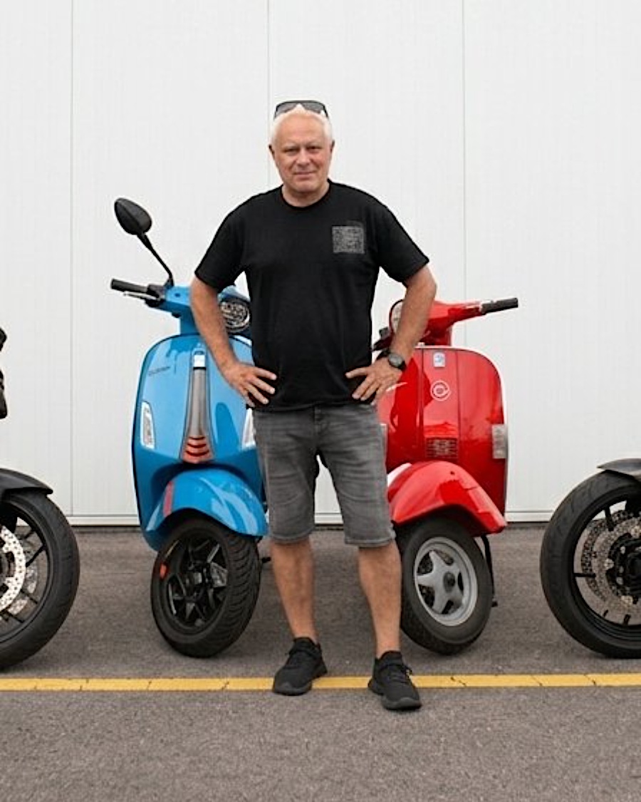 Murat Kutlu vor seinen Vespas und Motorrädern